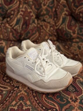 Reebok White Sneakers Light Gray Suede & Gum Outsole size 8 women’s gently used